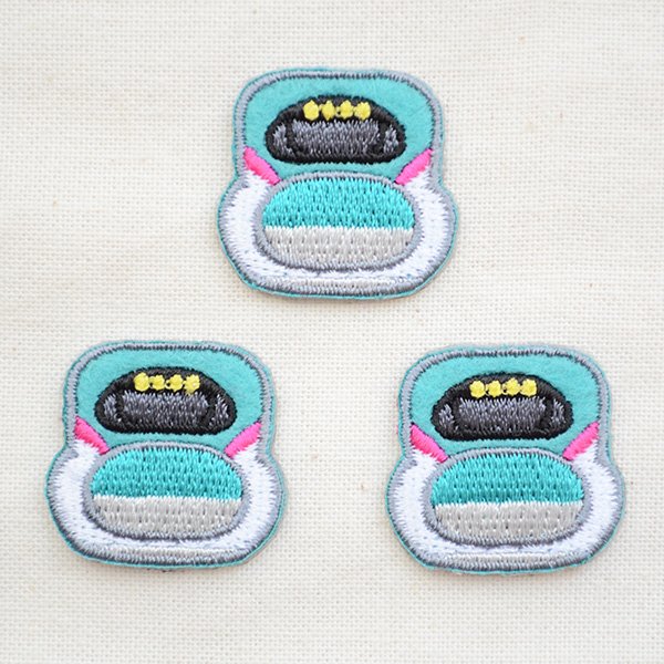 画像1: 新幹線 E5系 はやぶさ ワッペン トレインミニワッペン 3枚入り シール・アイロン両用タイプ 入園準備 入学準備 目印 アップリケ 刺繍 男の子 鉄道 グッズ パイオニア PTR614 (1)