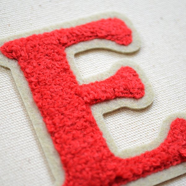 画像2: アルファベットワッペン E 刺繍 シール アイロン イニシャル 入園 入学 (2)