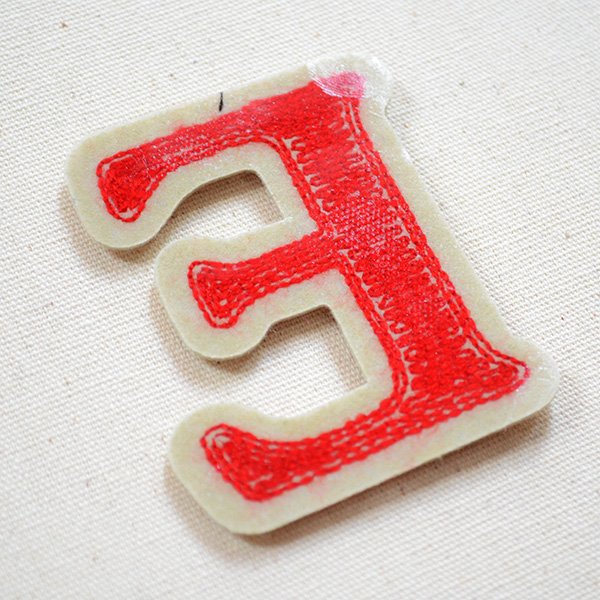 画像3: アルファベットワッペン E 刺繍 シール アイロン イニシャル 入園 入学 (3)