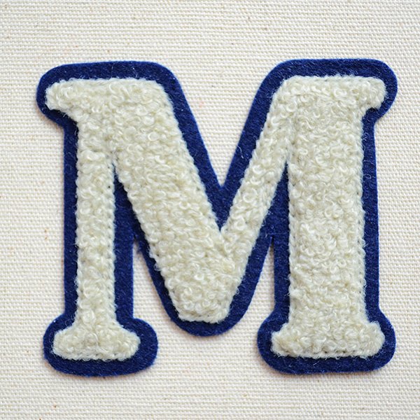 画像1: アルファベットワッペン M 刺繍 シール アイロン イニシャル 入園 入学 (1)