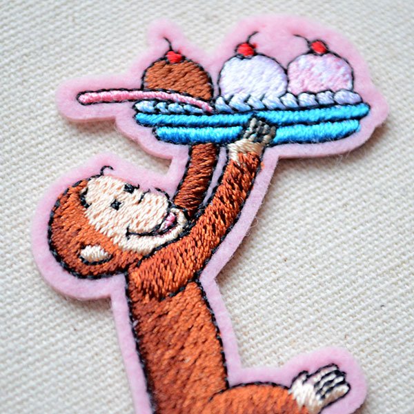 画像2: ワッペン おさるのジョージ カップケーキ S アイロン シール おしゃれ 大人 U01Y2565 (2)