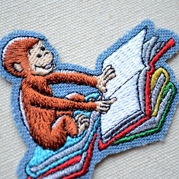 画像2: ワッペン おさるのジョージ 読書 S アイロン シール おしゃれ 大人 U01Y2567 (2)