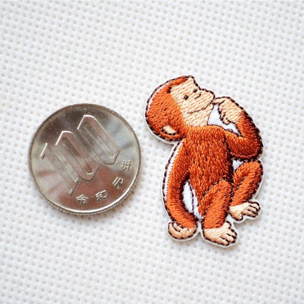 画像2: ワッペン おさるのジョージ おすわり ミニ アイロン シール おしゃれ 大人 U01Y2574 (2)