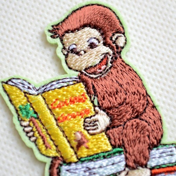 画像2: ワッペン おさるのジョージ 読書 アイロン シール おしゃれ 大人 (2)