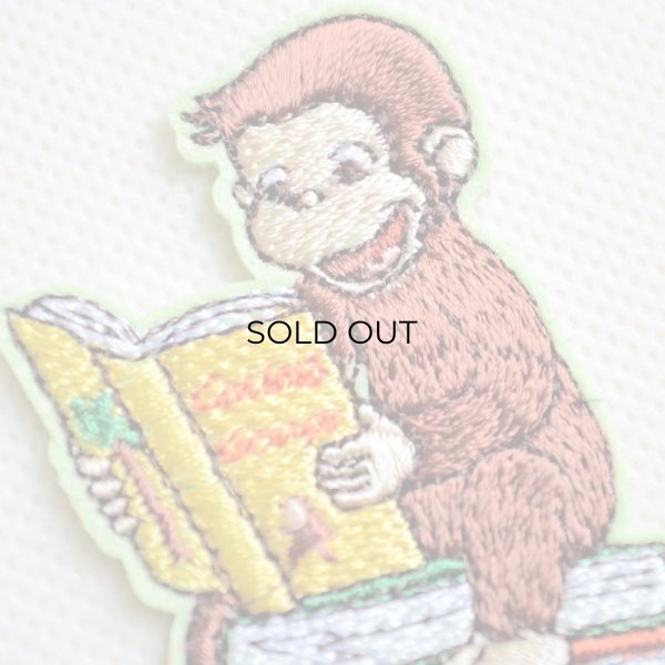 画像2: ワッペン おさるのジョージ 読書 アイロン シール おしゃれ 大人 (2)
