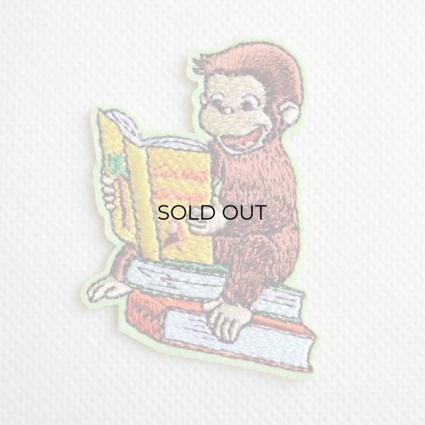 画像1: ワッペン おさるのジョージ 読書 アイロン シール おしゃれ 大人 (1)