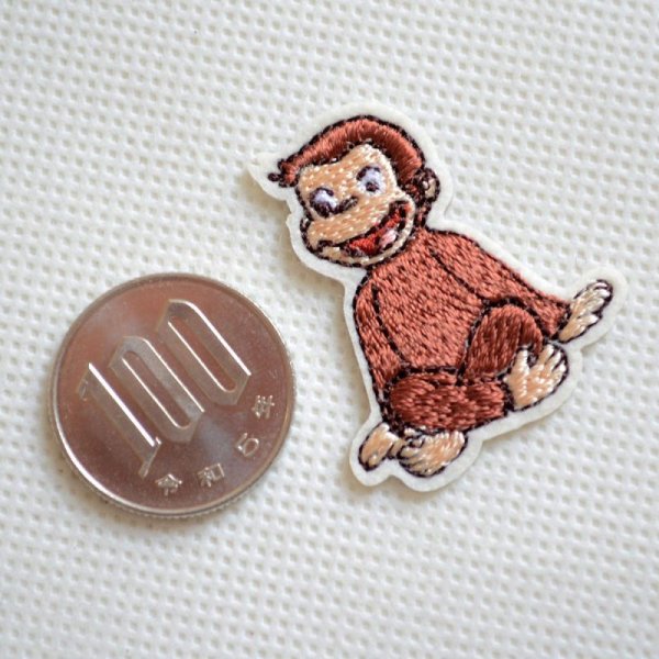 画像2: ワッペン おさるのジョージ 足組み CGTV ミニ アイロン シール おしゃれ 大人 (2)