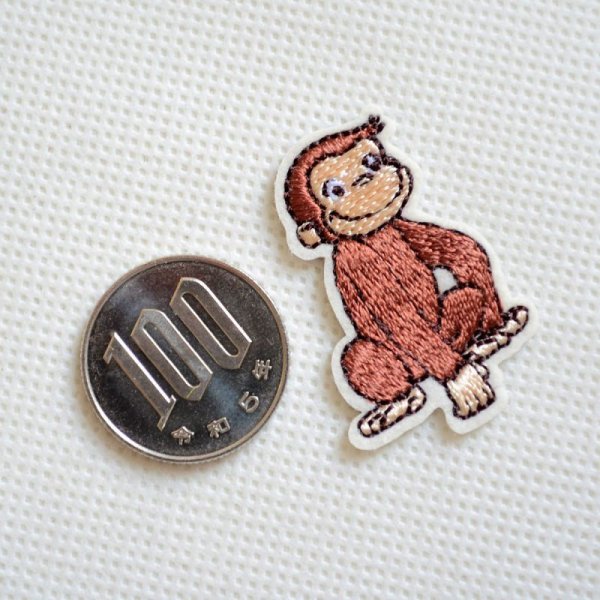 画像2: ワッペン おさるのジョージ おすわり CGTV ミニ アイロン シール おしゃれ 大人 (2)