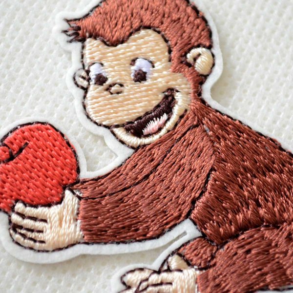 画像2: ワッペン おさるのジョージ りんご CGTV アイロン シール おしゃれ 大人 (2)