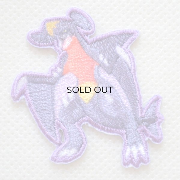 画像1: ポケモン ポケットモンスター ガブリアス ワッペン アイロン シール 刺繍 キャラクターグッズ 入園準備 入学準備 (1)