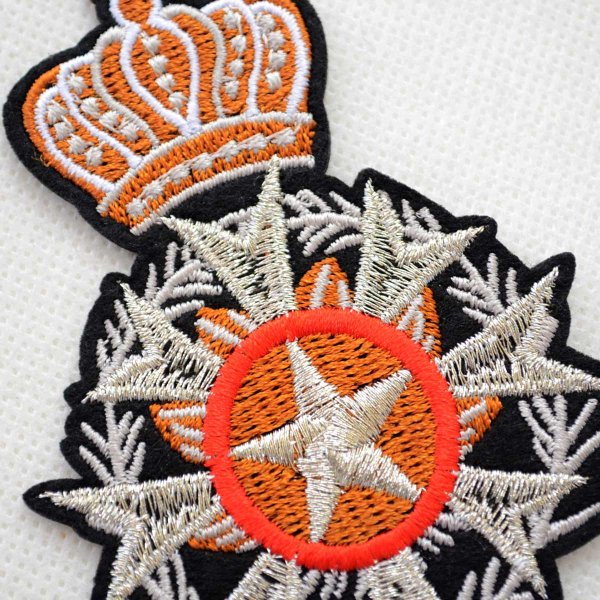 画像2: シルバー刺繍 クラシカル エンブレム ワッペン 王冠風デザイン アイロン接着OK 大きめ (2)