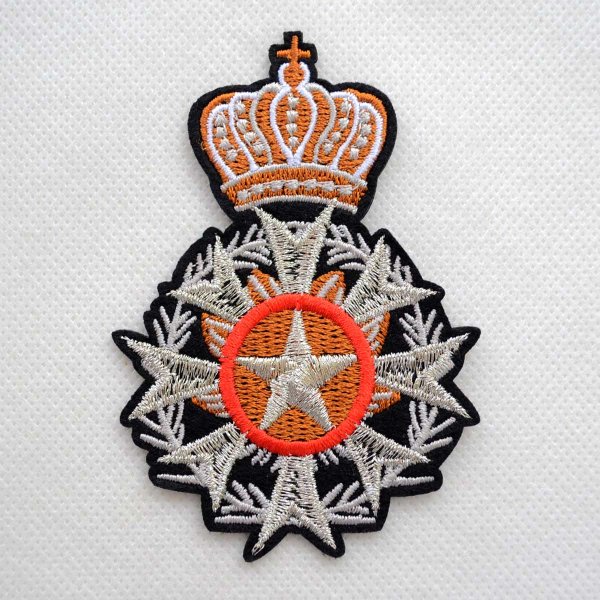 画像1: シルバー刺繍 クラシカル エンブレム ワッペン 王冠風デザイン アイロン接着OK 大きめ (1)
