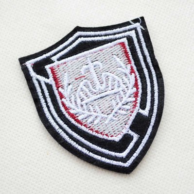 シールド型 エンブレム ワッペン 王冠と月桂樹デザイン 刺繍 糊なし