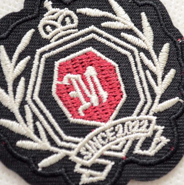 画像2: 王冠と月桂樹の刺繍ワッペン Mロゴ入り アイロン接着タイプ (2)