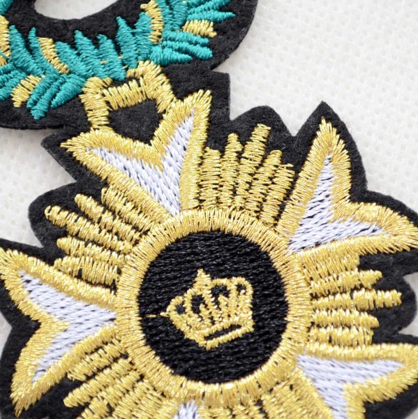 画像2: 王冠 勲章モチーフ ワッペン 金糸 刺繍 エンブレム アイロン接着 糊あり 高級デザイン (2)
