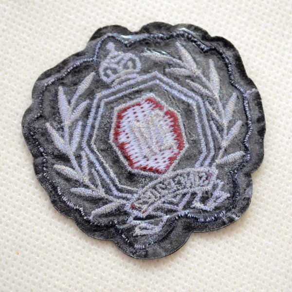 画像3: 王冠と月桂樹の刺繍ワッペン Mロゴ入り アイロン接着タイプ (3)