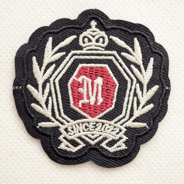 画像1: 王冠と月桂樹の刺繍ワッペン Mロゴ入り アイロン接着タイプ (1)