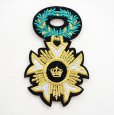 画像1: 王冠 勲章モチーフ ワッペン 金糸 刺繍 エンブレム アイロン接着 糊あり 高級デザイン (1)
