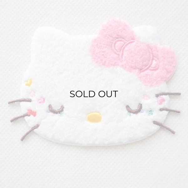 画像1: ハローキティ 50周年記念 2WAYワッペン（おやすみ/目閉じ）シール・アイロン両用 サガラ刺繍 サンリオ グッズ (1)