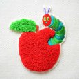 画像1: はらぺこあおむし 2WAYワッペン（りんご）サガラ刺繍 シール・アイロン両用 エリック・カール アップリケ 入園 入学 準備 キャラクター グッズ (1)