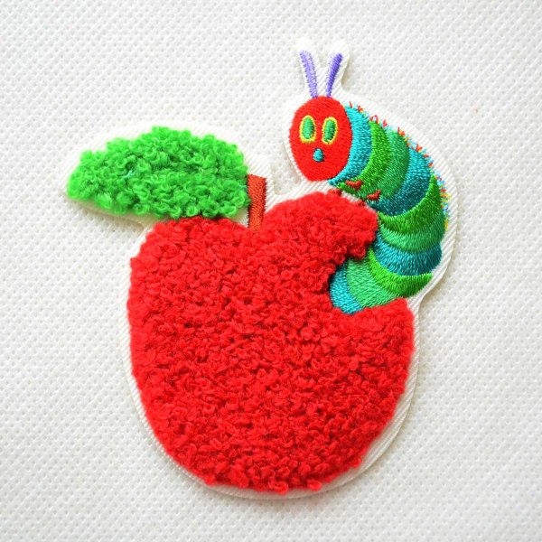 画像1: はらぺこあおむし 2WAYワッペン（りんご）サガラ刺繍 シール・アイロン両用 エリック・カール アップリケ 入園 入学 準備 キャラクター グッズ (1)