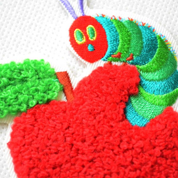 画像2: はらぺこあおむし 2WAYワッペン（りんご）サガラ刺繍 シール・アイロン両用 エリック・カール アップリケ 入園 入学 準備 キャラクター グッズ (2)