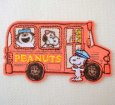 画像1: スヌーピー ワッペン バス型 2WAY シール・アイロン両用 刺繍 キャラクター アップリケ ピーナッツ 入園 入学 準備 (1)