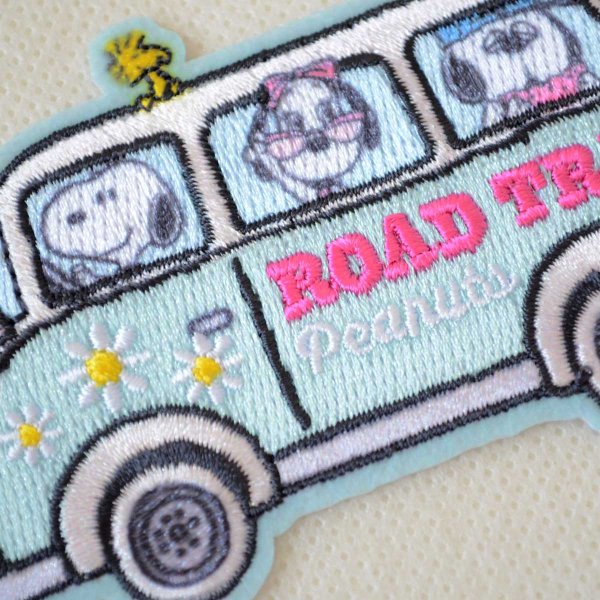 画像2: スヌーピー ワッペン バス型（水色）ROAD TRIP 2WAY シール・アイロン両用 刺繍 ピーナッツ アップリケ 乗り物 車 かわいい (2)