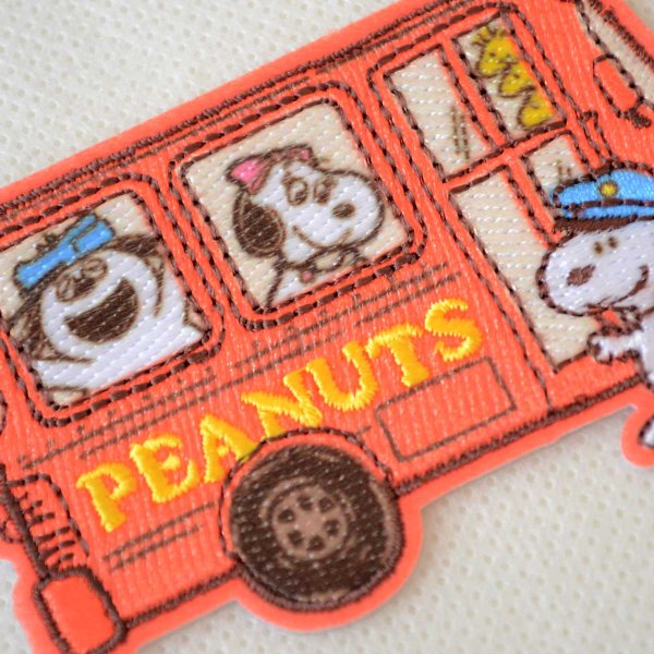 画像2: スヌーピー ワッペン バス型 2WAY シール・アイロン両用 刺繍 キャラクター アップリケ ピーナッツ 入園 入学 準備 (2)