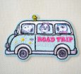 画像1: スヌーピー ワッペン バス型（水色）ROAD TRIP 2WAY シール・アイロン両用 刺繍 ピーナッツ アップリケ 乗り物 車 かわいい (1)