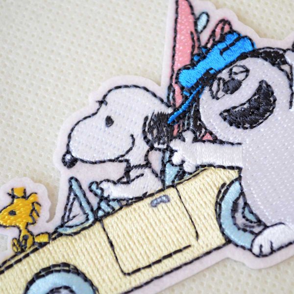 画像2: スヌーピー ワッペン 刺繍 2WAY（シール・アイロン両用） ピーナッツ オラフ ウッドストック 車 キャラクター アップリケ グッズ (2)