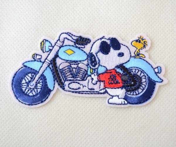 画像1: スヌーピー ワッペン 刺繍 2WAY（シール・アイロン両用） ピーナッツ バイク オートバイ ウッドストック キャラクター アップリケ グッズ (1)