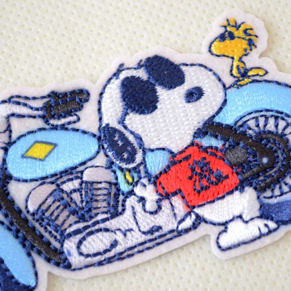 画像2: スヌーピー ワッペン 刺繍 2WAY（シール・アイロン両用） ピーナッツ バイク オートバイ ウッドストック キャラクター アップリケ グッズ (2)