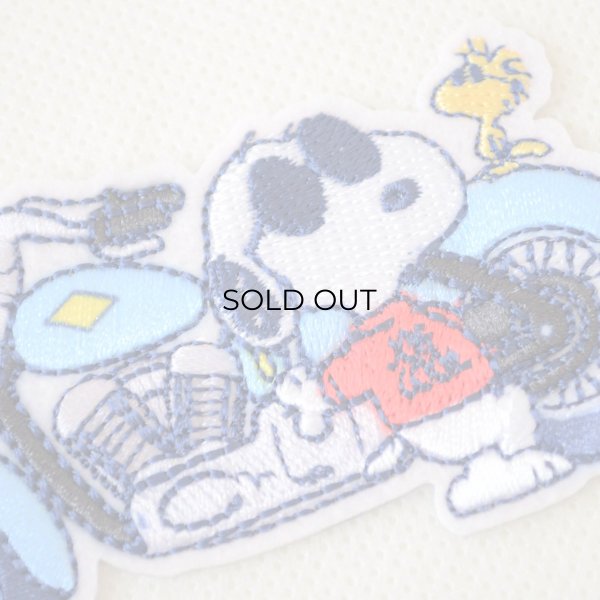 画像2: スヌーピー ワッペン 刺繍 2WAY（シール・アイロン両用） ピーナッツ バイク オートバイ ウッドストック キャラクター アップリケ グッズ (2)