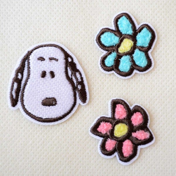 画像1: スヌーピー ワッペン お花 刺繍 シール・アイロン両用 2WAYワッペン（PEANUTS）3個入り フラワー キャラクター アップリケ 女の子 入園 入学 (1)