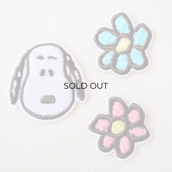 画像1: スヌーピー ワッペン お花 刺繍 シール・アイロン両用 2WAYワッペン（PEANUTS）3個入り フラワー キャラクター アップリケ 女の子 入園 入学 (1)