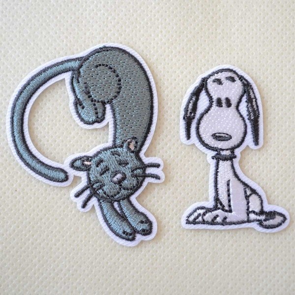 画像1: スヌーピー ワッペン ファーロン 刺繍 シール・アイロン両用 2WAYワッペン（PEANUTS）2個入り キャラクター アップリケ 入園 入学 準備 手作り (1)