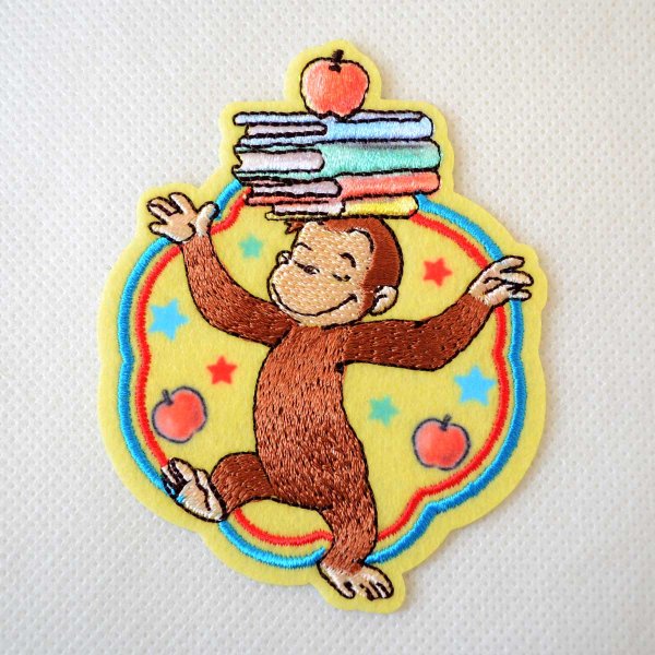 画像1: おさるのジョージ ワッペン 本とりんご 2WAY (シール・アイロン接着) 入園入学準備 ワンポイント刺繍 (1)
