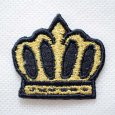画像1: ワッペン アイロン 刺繍 王冠 クラウン ダイカット 型抜き 金糸 ゴールド 黒 おしゃれ かっこいい アップリケ ハンドメイド リメイク【メール便可】 (1)