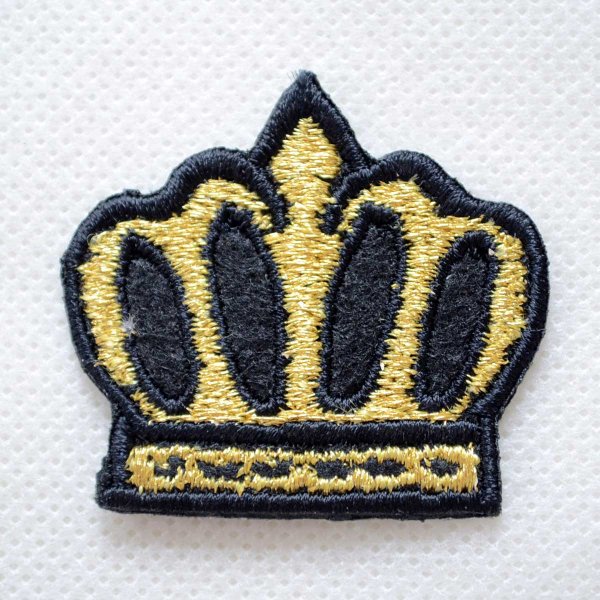 画像1: ワッペン アイロン 刺繍 王冠 クラウン ダイカット 型抜き 金糸 ゴールド 黒 おしゃれ かっこいい アップリケ ハンドメイド リメイク【メール便可】 (1)