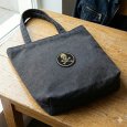 画像2: ワッペン アイロン 刺繍 スカル ドクロ 骨 骸骨 丸型 エンブレム 金糸 ゴールド 黒 ミリタリー 海賊 おしゃれ かっこいい アップリケ【メール便可】 (2)