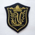 画像1: イニシャル ワッペン アルファベット N エンブレム型 ゴールド刺繍 黒 アイロン接着 アップリケ ブザー (1)