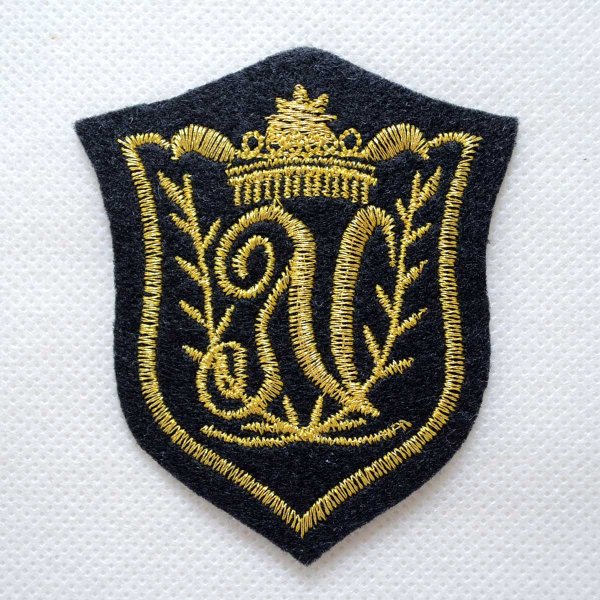 画像1: イニシャル ワッペン アルファベット N エンブレム型 ゴールド刺繍 黒 アイロン接着 アップリケ ブザー (1)