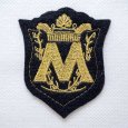 画像1: イニシャル ワッペン M 盾型 エンブレム ゴールド刺繍 黒 アイロン接着 アルファベット 王冠 アップリケ (1)