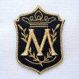 画像1: イニシャル ワッペン アルファベット M エンブレム型 ゴールド刺繍 黒 アイロン接着 アップリケ ブザー (1)