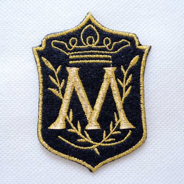 画像1: イニシャル ワッペン アルファベット M エンブレム型 ゴールド刺繍 黒 アイロン接着 アップリケ ブザー (1)