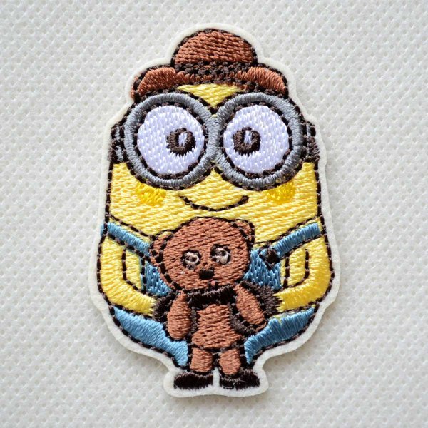 画像1: ミニオンズ ボブ ティム ワッペン 大 U01Y2903 シール アイロン 両用 2WAY キャラクター 抱っこ 刺繍 アップリケ 入園 入学 (1)