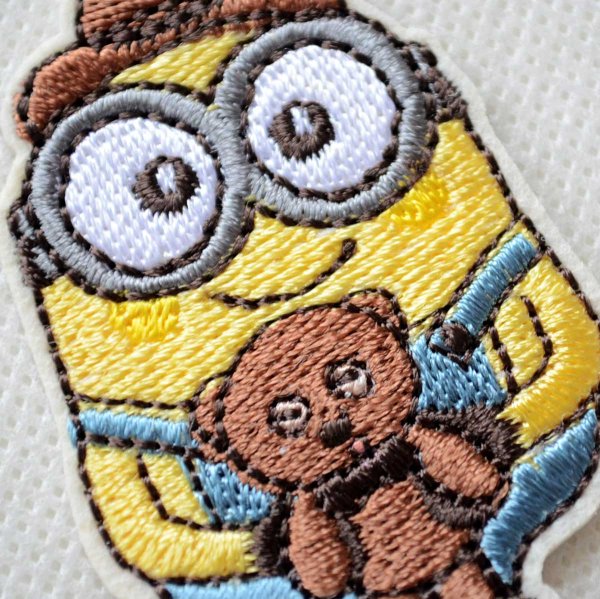 画像3: ミニオンズ ボブ ティム ワッペン 大 U01Y2903 シール アイロン 両用 2WAY キャラクター 抱っこ 刺繍 アップリケ 入園 入学 (3)