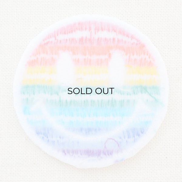 ワッペン スマイルマーク/スマイリーフェイス(レインボー/虹柄) WP0098