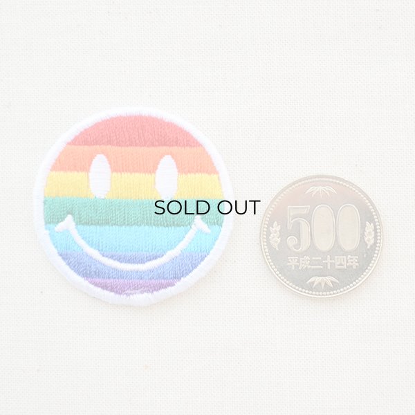 ワッペン スマイルマーク/スマイリーフェイス(レインボー/虹柄) WP0098